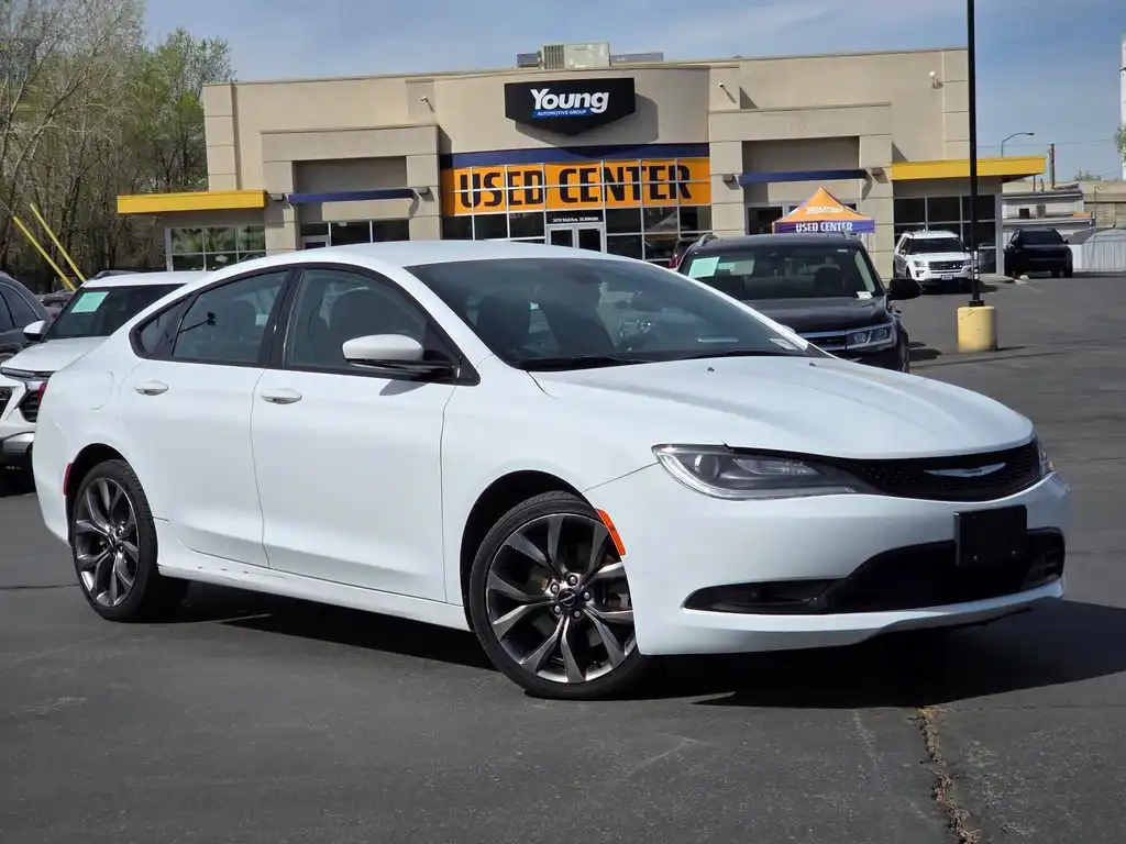 2016 Chrysler 200 S's photo