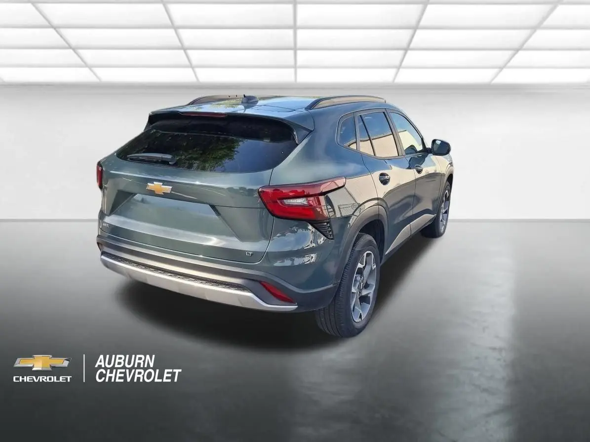 2025 Chevrolet Trax LT photo 3