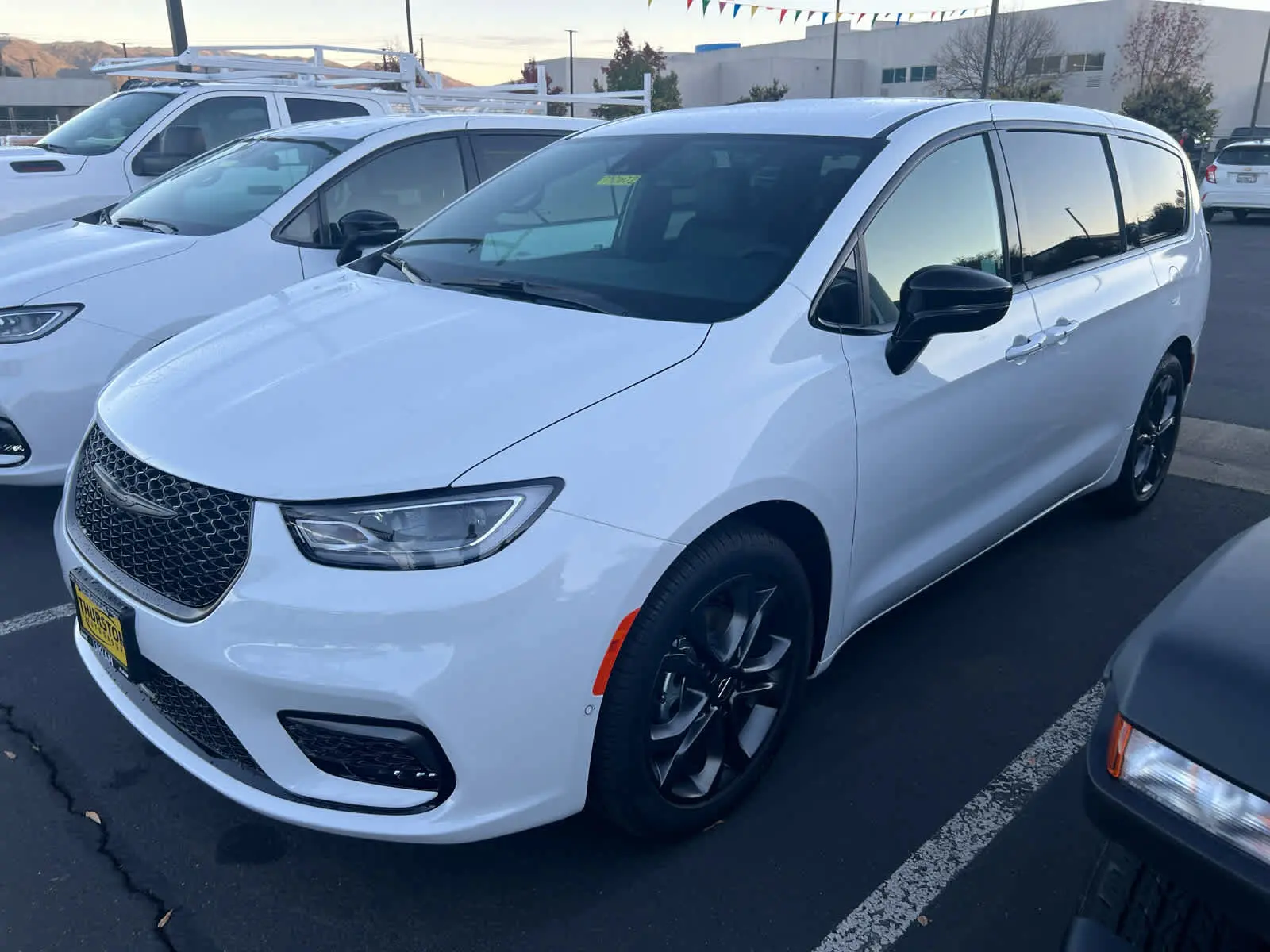 2026 Chrysler Pacifica Select photo 3
