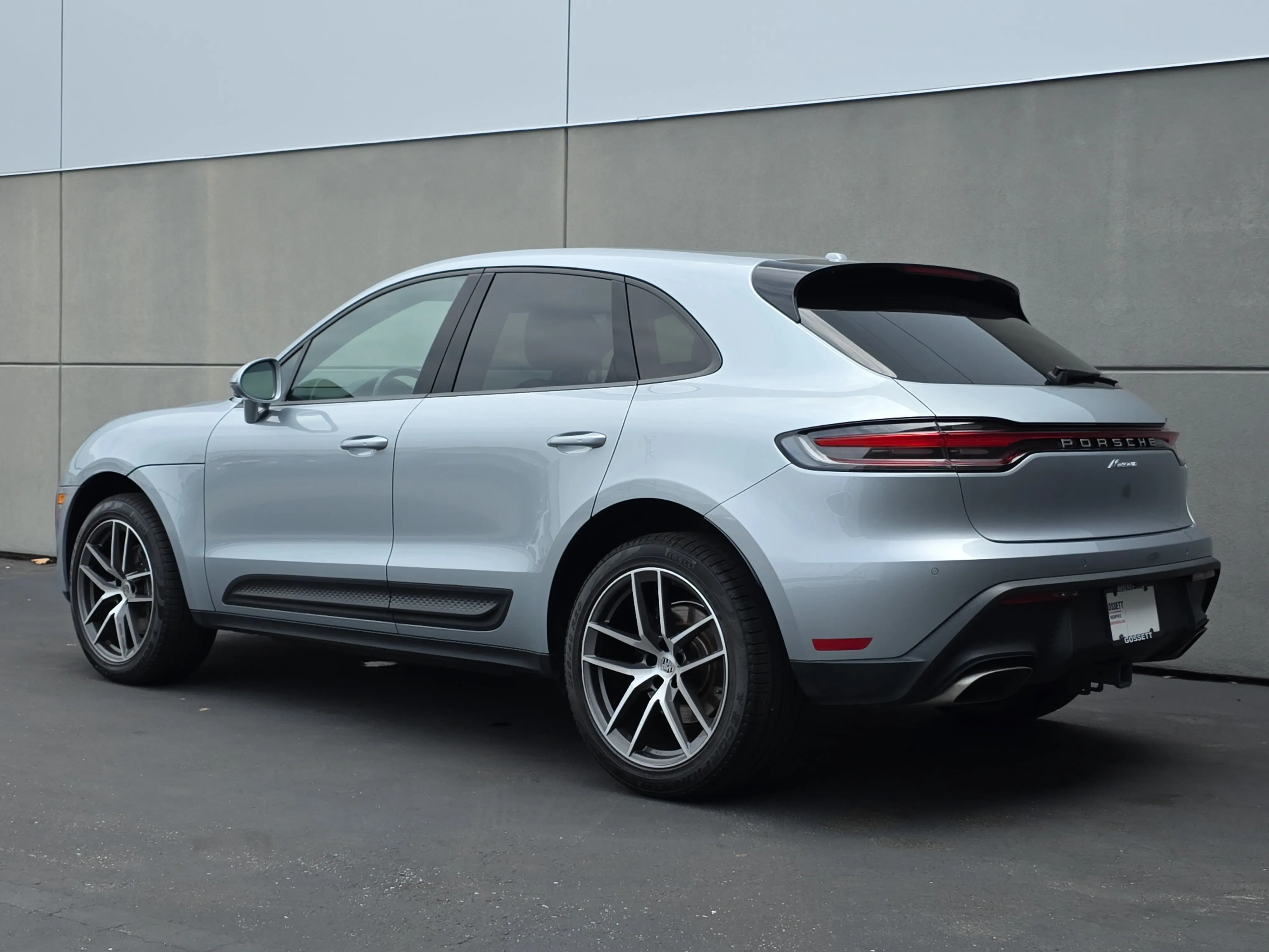 2023 Porsche Macan T photo 3