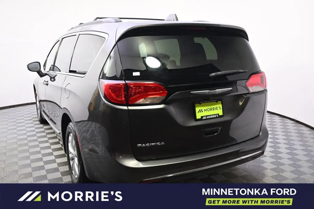 2017 Chrysler Pacifica Touring-L photo 4