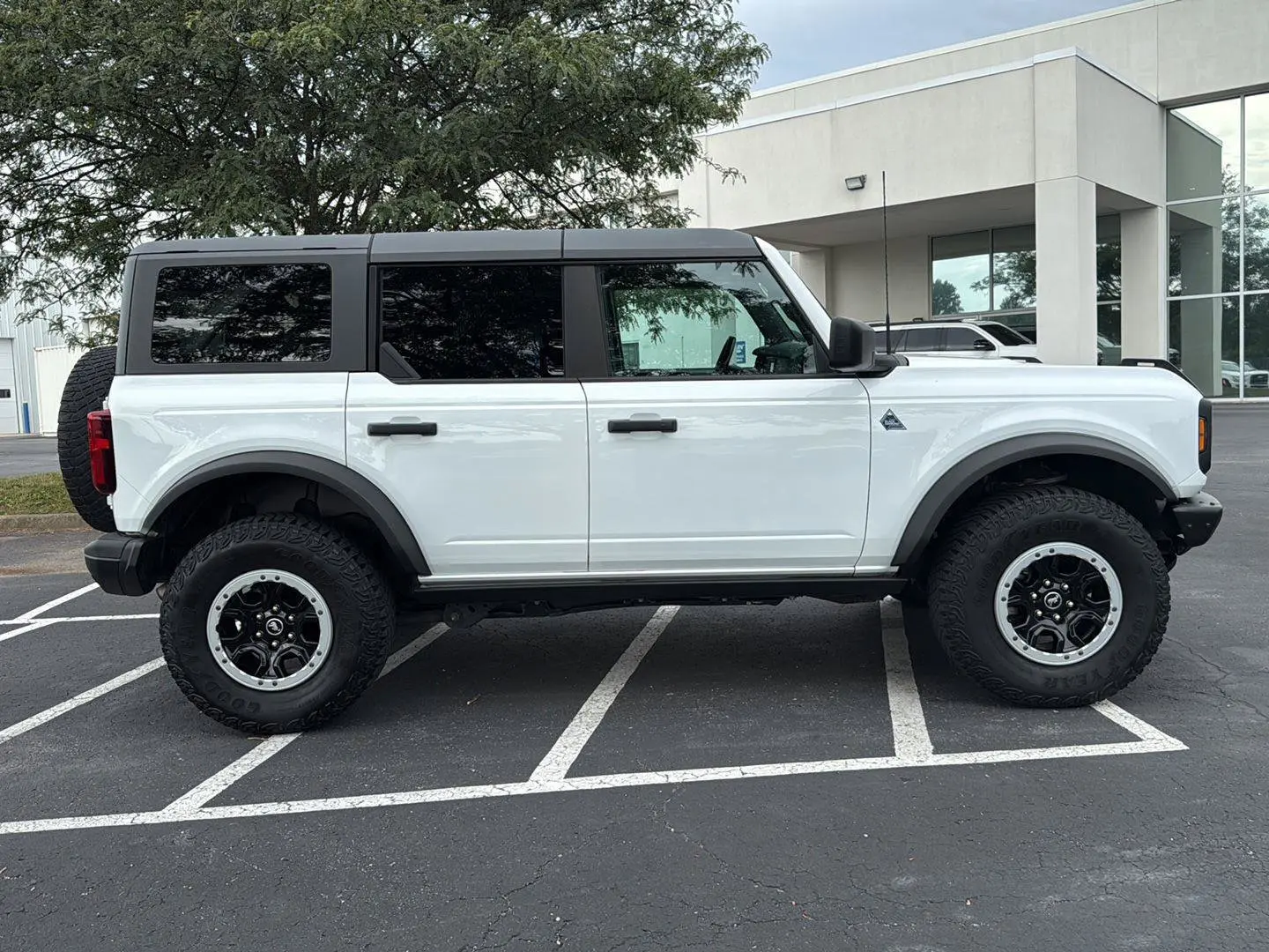 2023 Ford Bronco Black Diamond Advanced (322A) 4x4 photo 3