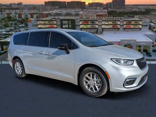 2026 Chrysler Pacifica Select's photo