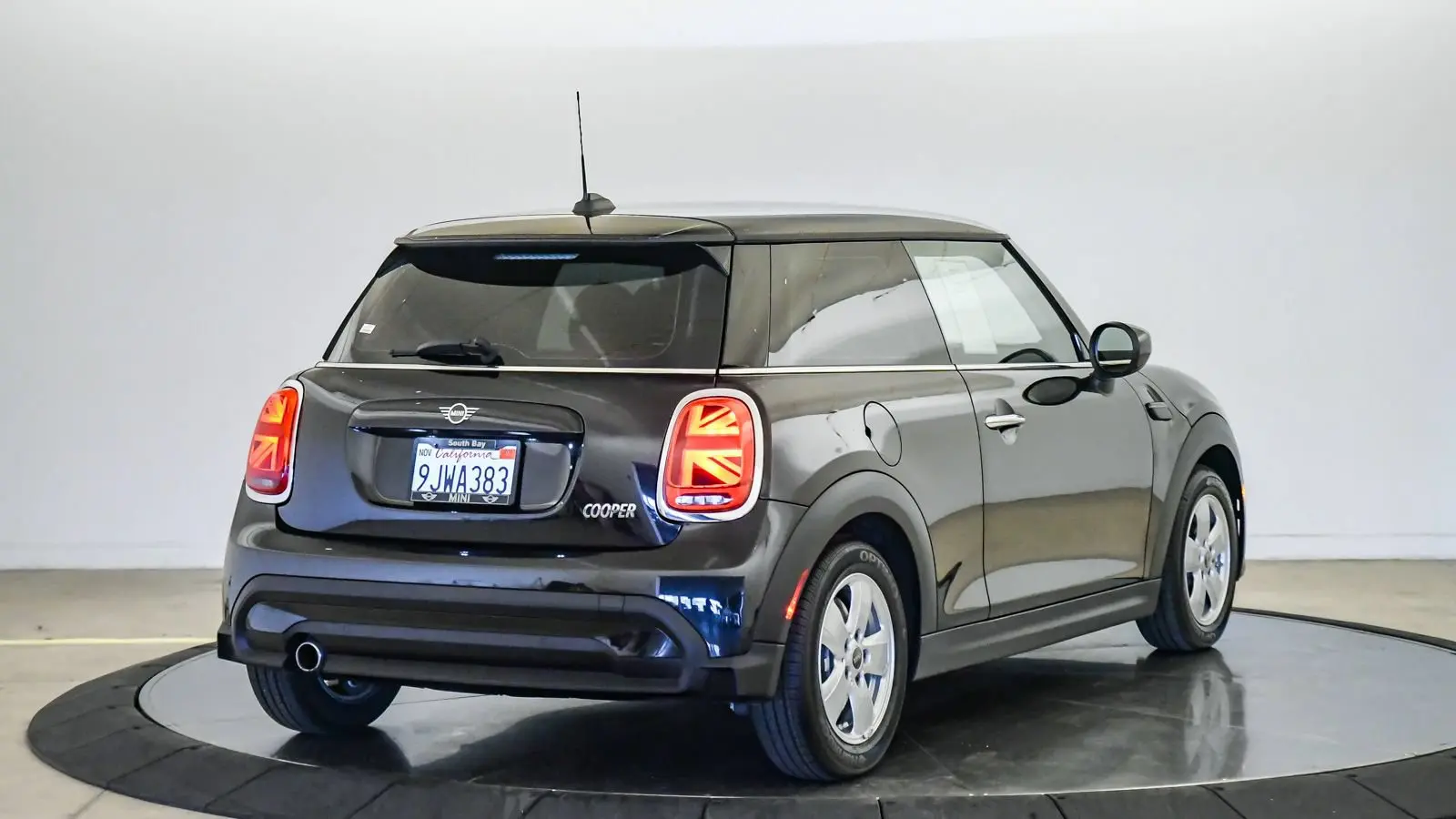 2024 MINI Hardtop Cooper photo 5