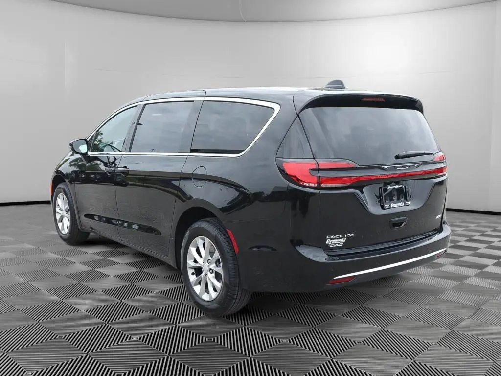 2027 Chrysler Pacifica Select AWD photo 5
