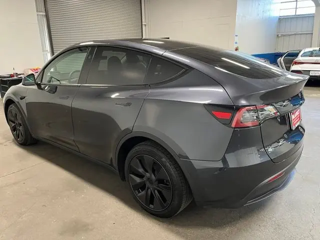 2025 Tesla Model Y Long Range RWD photo 5