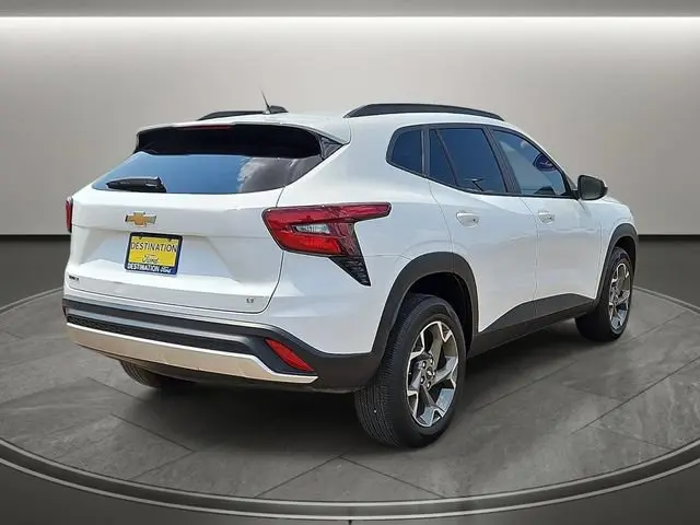 2025 Chevrolet Trax LT photo 3