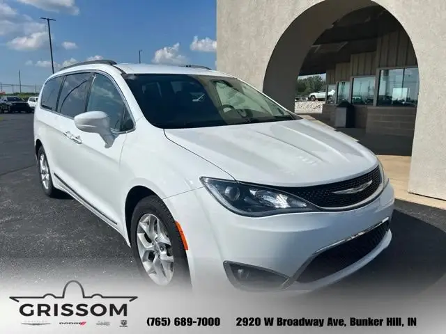 2017 Chrysler Pacifica Touring L photo 1