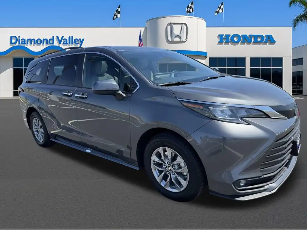 2025 Toyota Sienna XLE 8-Passenger Hybrid FWD's photo