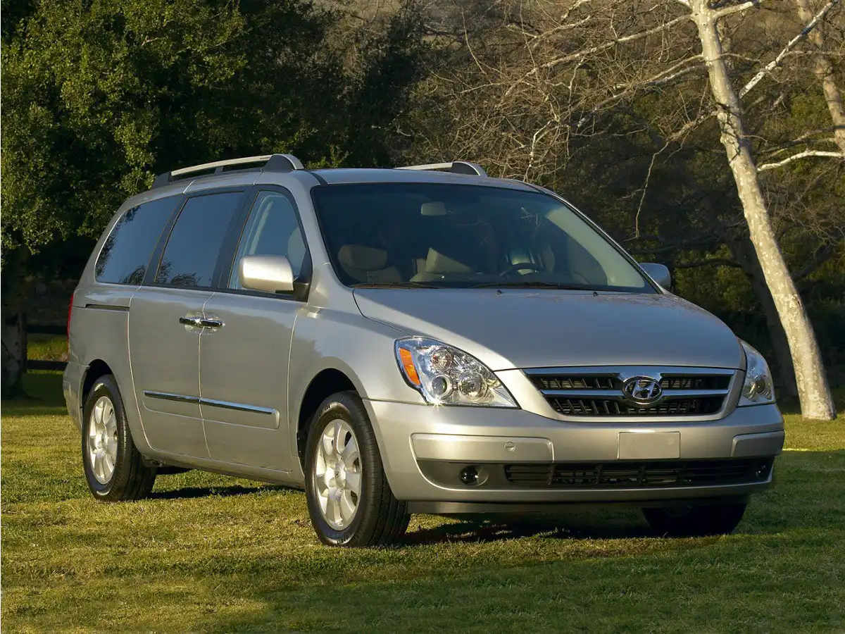 2008 Hyundai Entourage GLS's photo