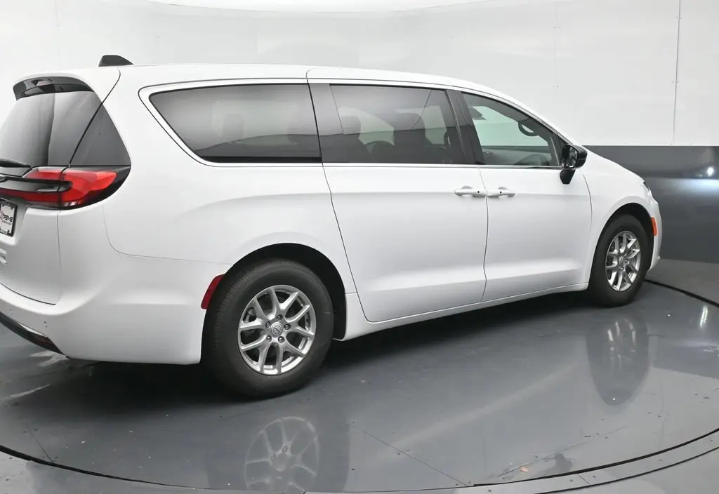 2026 Chrysler Pacifica Select photo 5