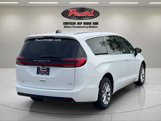 2027 Chrysler Pacifica Select AWD photo 3