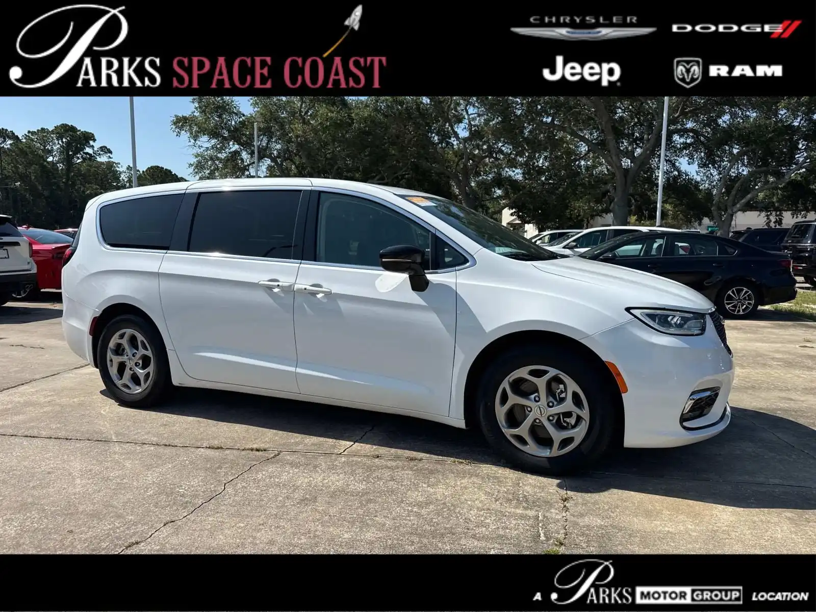 2024 Chrysler Pacifica Limited's photo