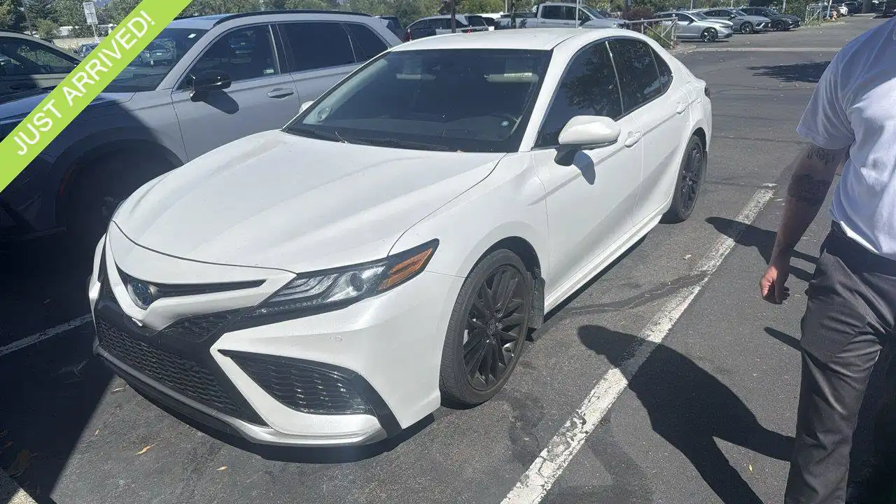 2023 Toyota Camry XSE Hybrid's photo