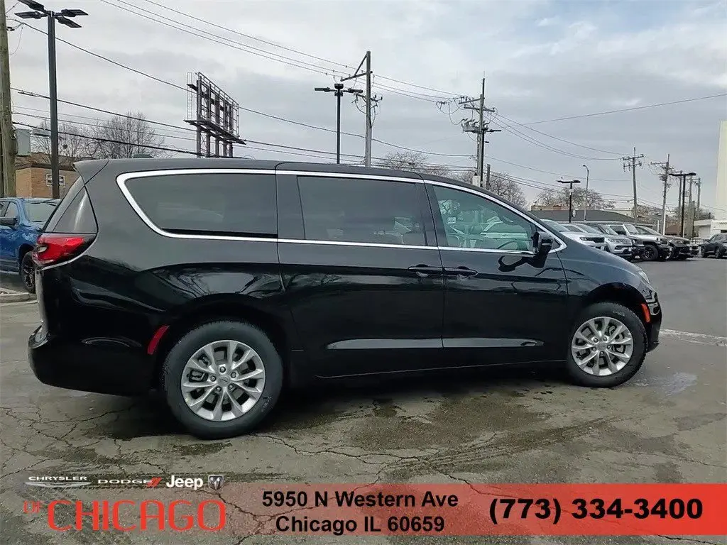 2025 Chrysler Pacifica Select AWD photo 4
