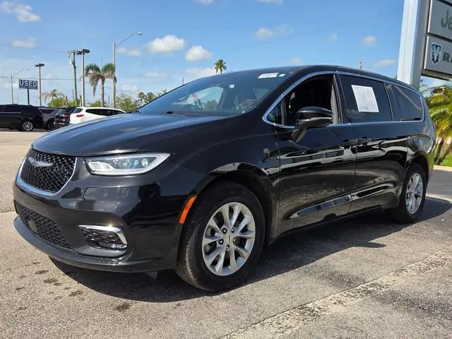 2025 Chrysler Pacifica Select AWD photo 3