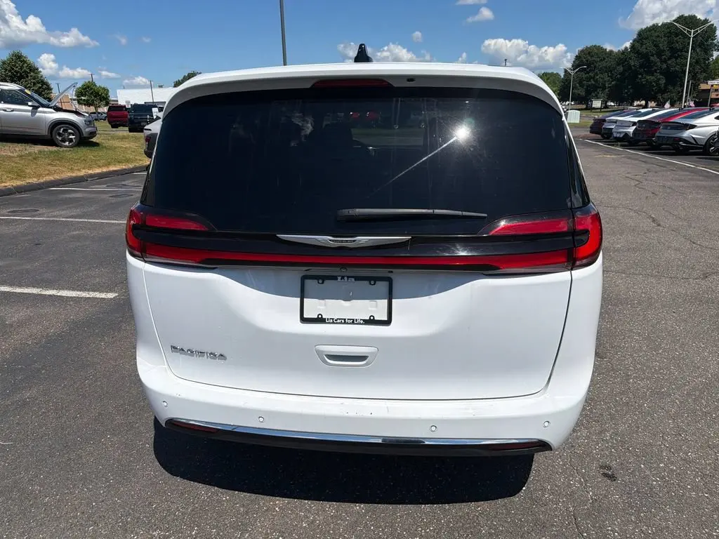2025 Chrysler Pacifica Select photo 4