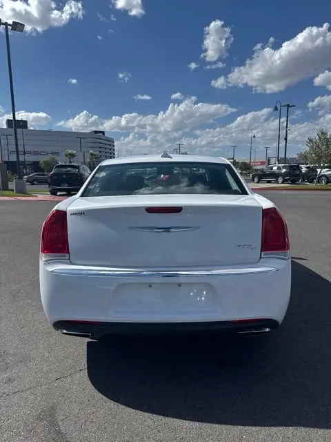 2016 Chrysler 300 C photo 5