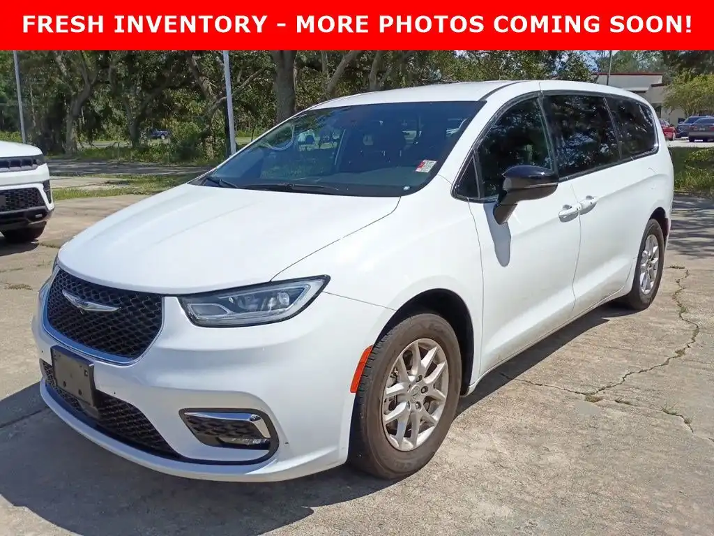 2025 Chrysler Pacifica Select's photo