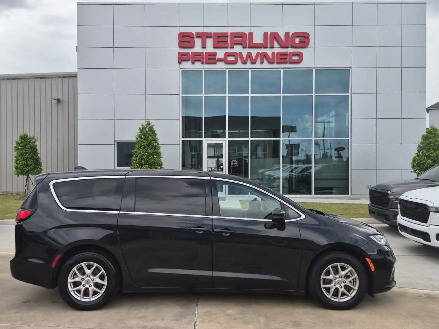 2023 Chrysler Pacifica Touring L photo 1