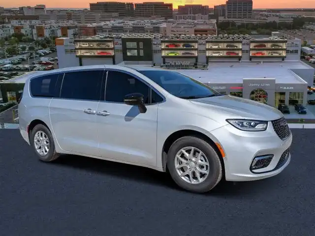 2026 Chrysler Pacifica Select's photo