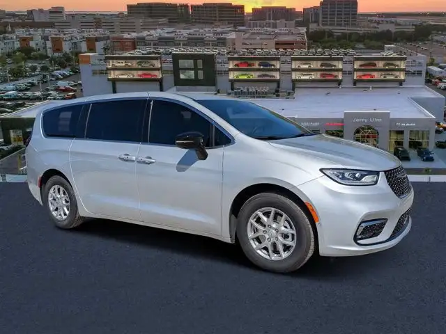 2026 Chrysler Pacifica Select's photo