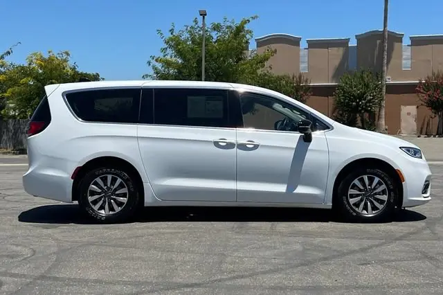 2024 Chrysler Pacifica Hybrid Select PHEV photo 3