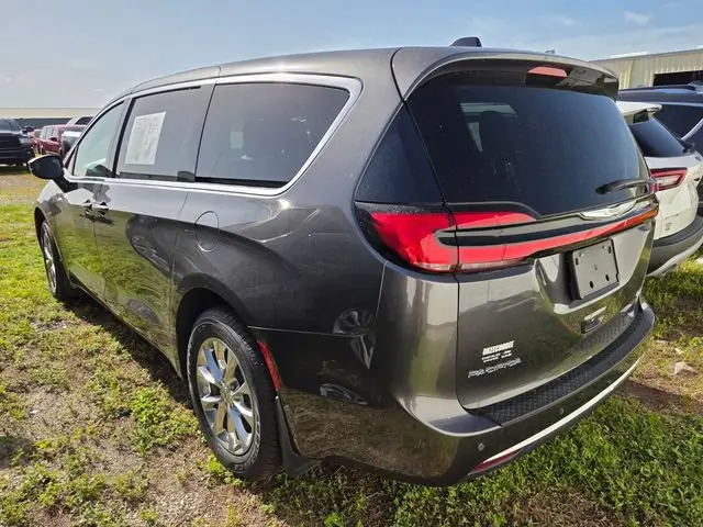 2023 Chrysler Pacifica Touring L AWD photo 4