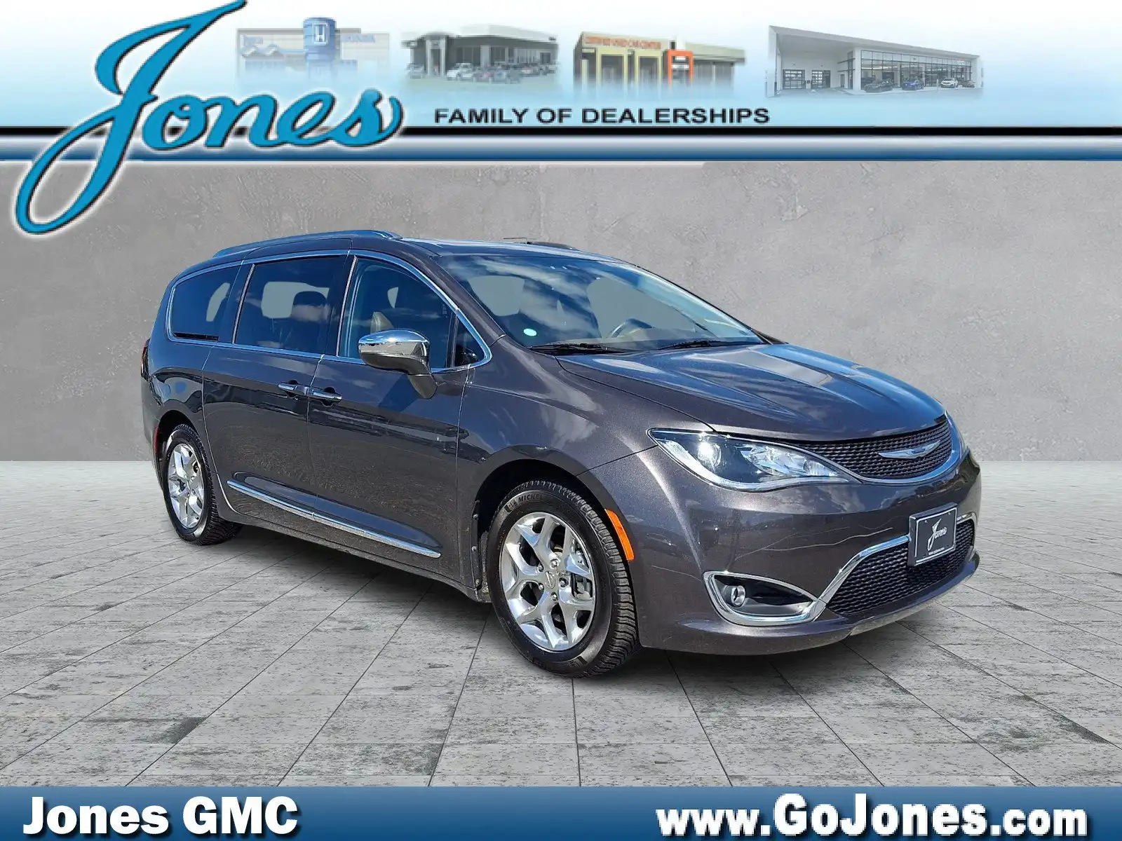 2018 Chrysler Pacifica Limited's photo