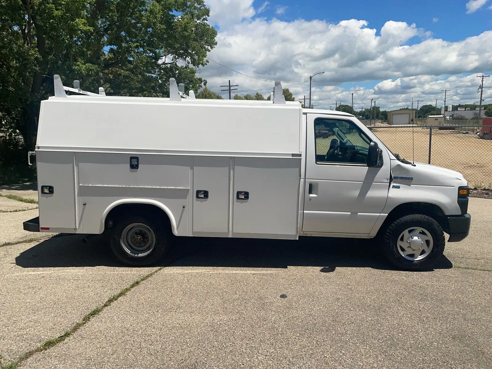 2016 Ford E-Series SRW E-350 Super Duty 138 in WB photo 1