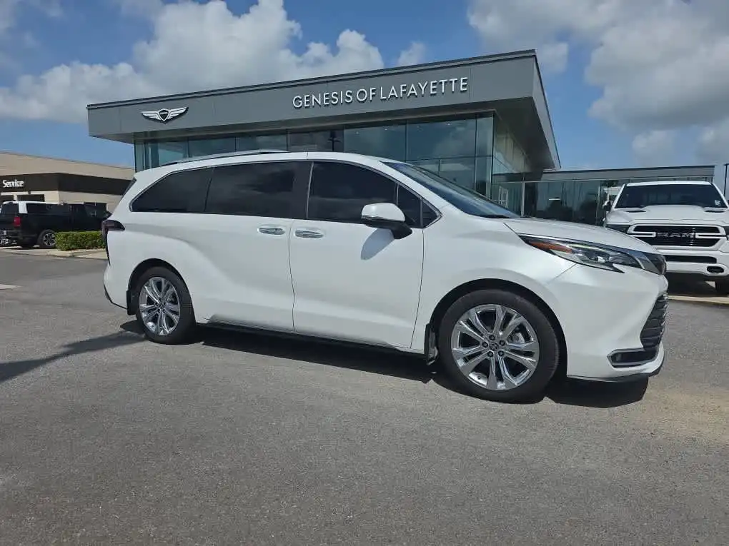 2023 Toyota Sienna Platinum 7-Passenger Hybrid FWD's photo