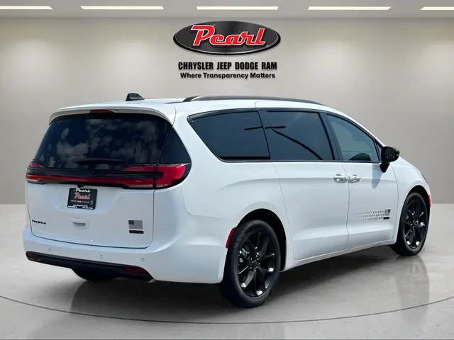 2027 Chrysler Pacifica Select photo 3