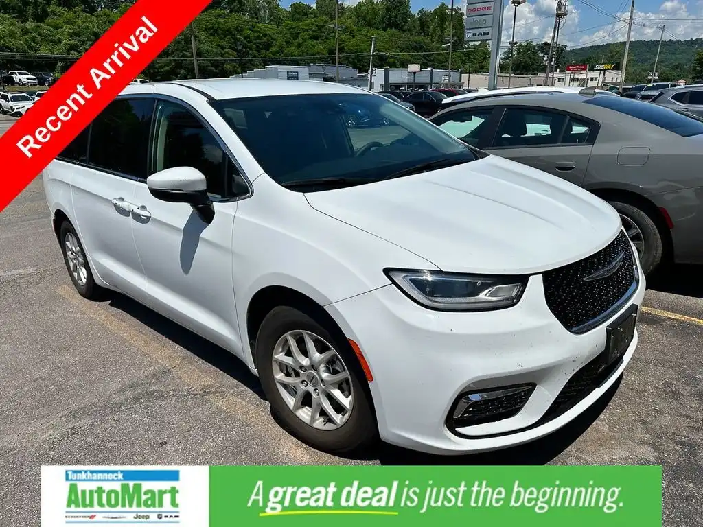 2023 Chrysler Pacifica Touring L's photo