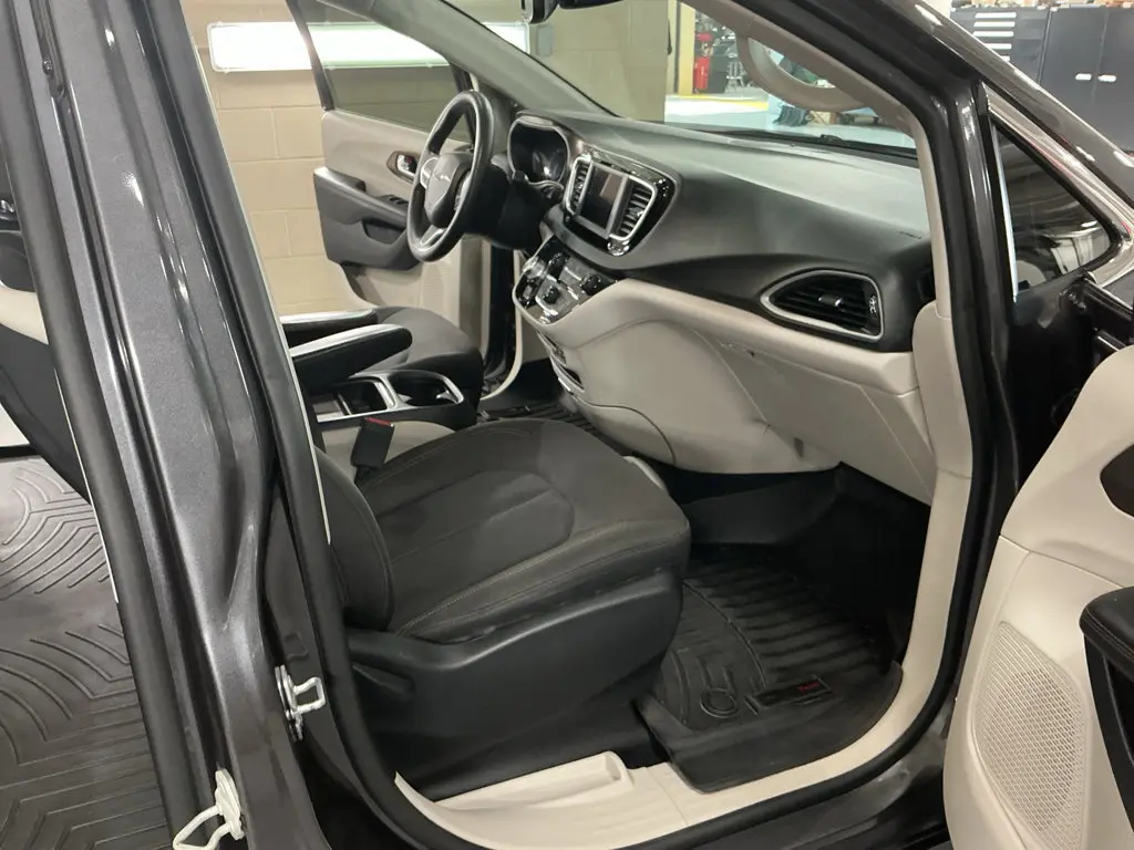 2019 Chrysler Pacifica Touring Plus photo 5