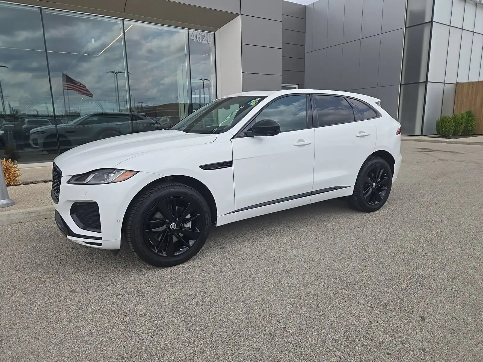 2025 Jaguar F-PACE P250 R-Dynamic S's photo