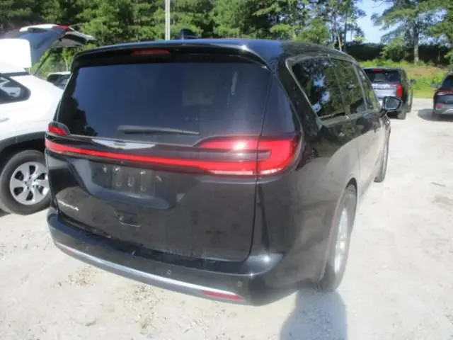 2025 Chrysler Pacifica Select photo 3