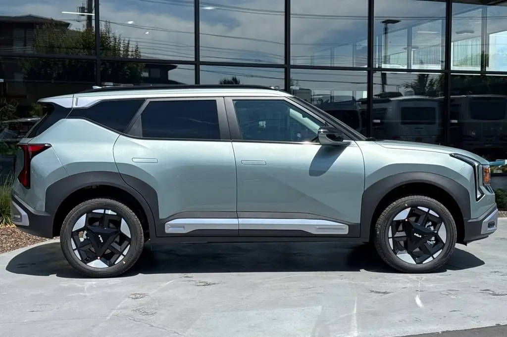2027 Kia Seltos 2.0 EX AWD photo 3
