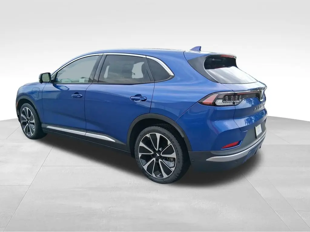 2025 VinFast VF 8 Plus Standard Range photo 3