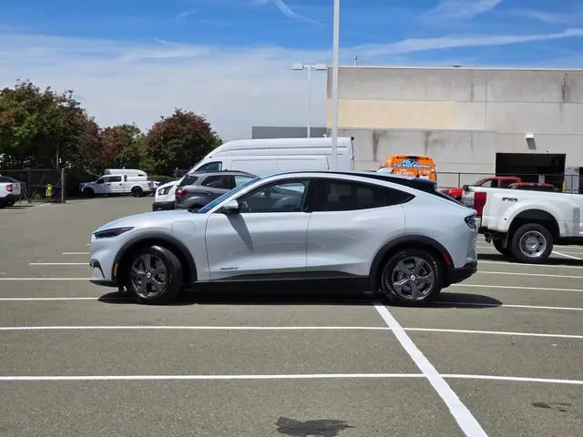 2021 Ford Mustang-Mach-e Select photo 3