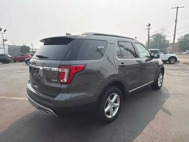 2017 Ford Explorer XLT 4WD photo 3