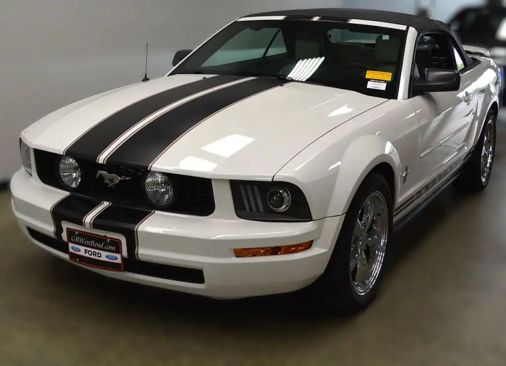 2005 Ford Mustang V6 Premium's photo