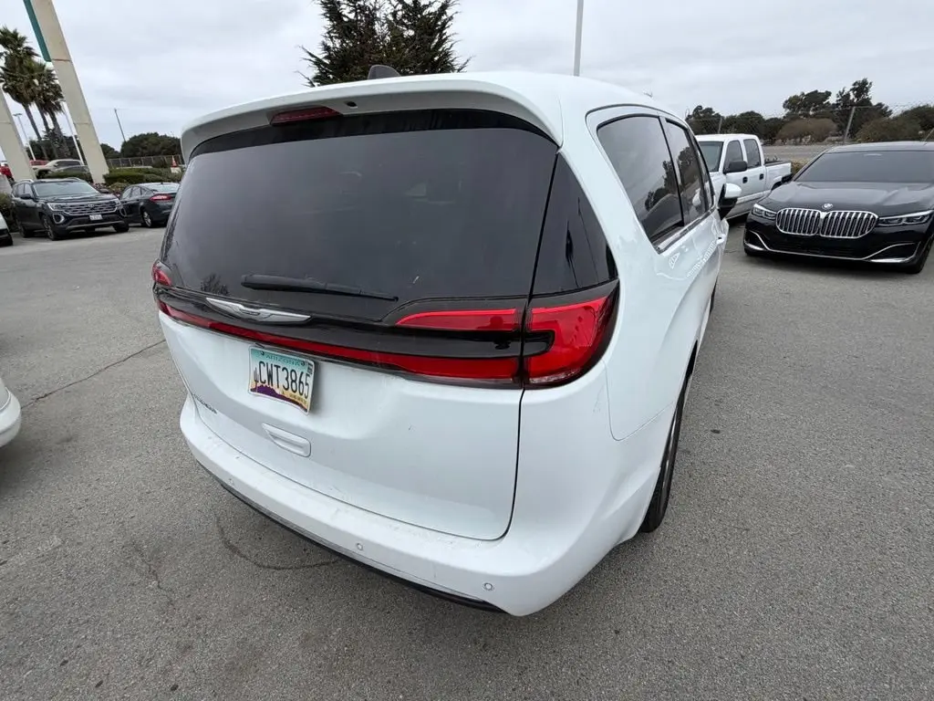 2023 Chrysler Pacifica Touring L photo 5