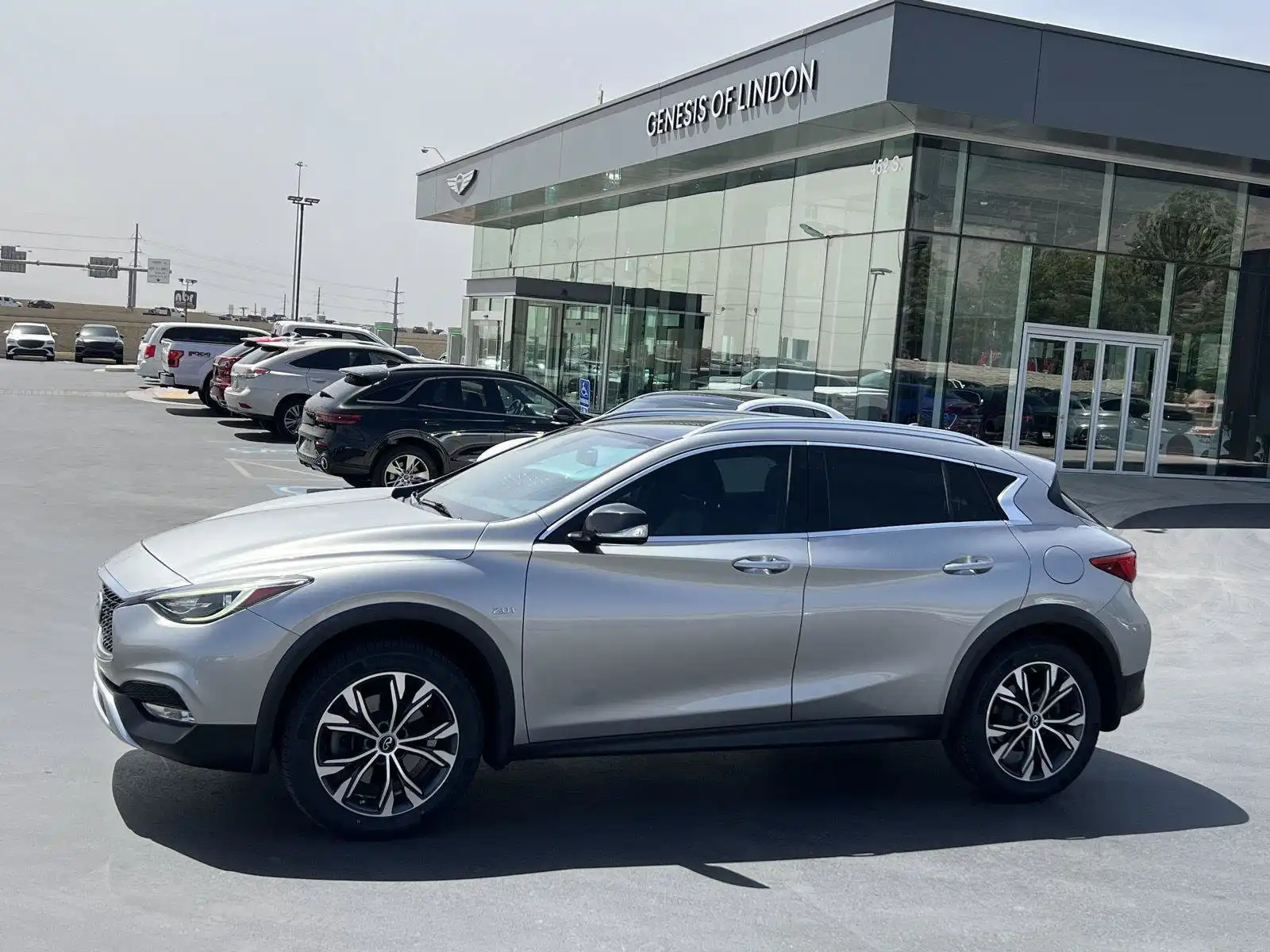 2017 INFINITI QX30 Premium AWD's photo