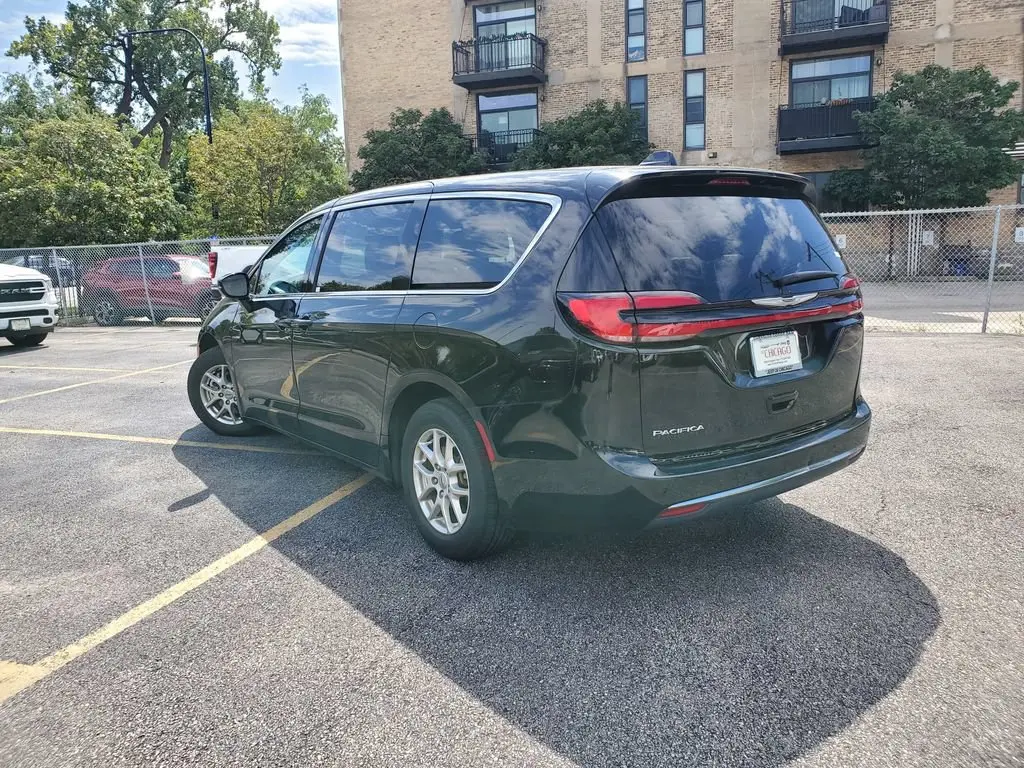 2025 Chrysler Pacifica Select photo 5