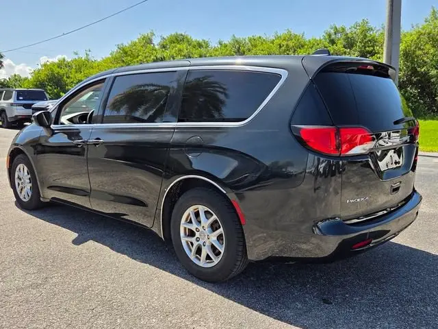 2017 Chrysler Pacifica Touring photo 5