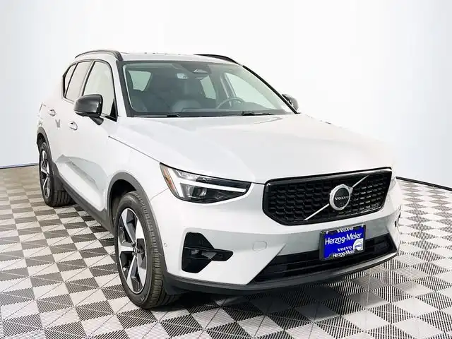 2026 Volvo XC40 B5 Plus Dark AWD's photo