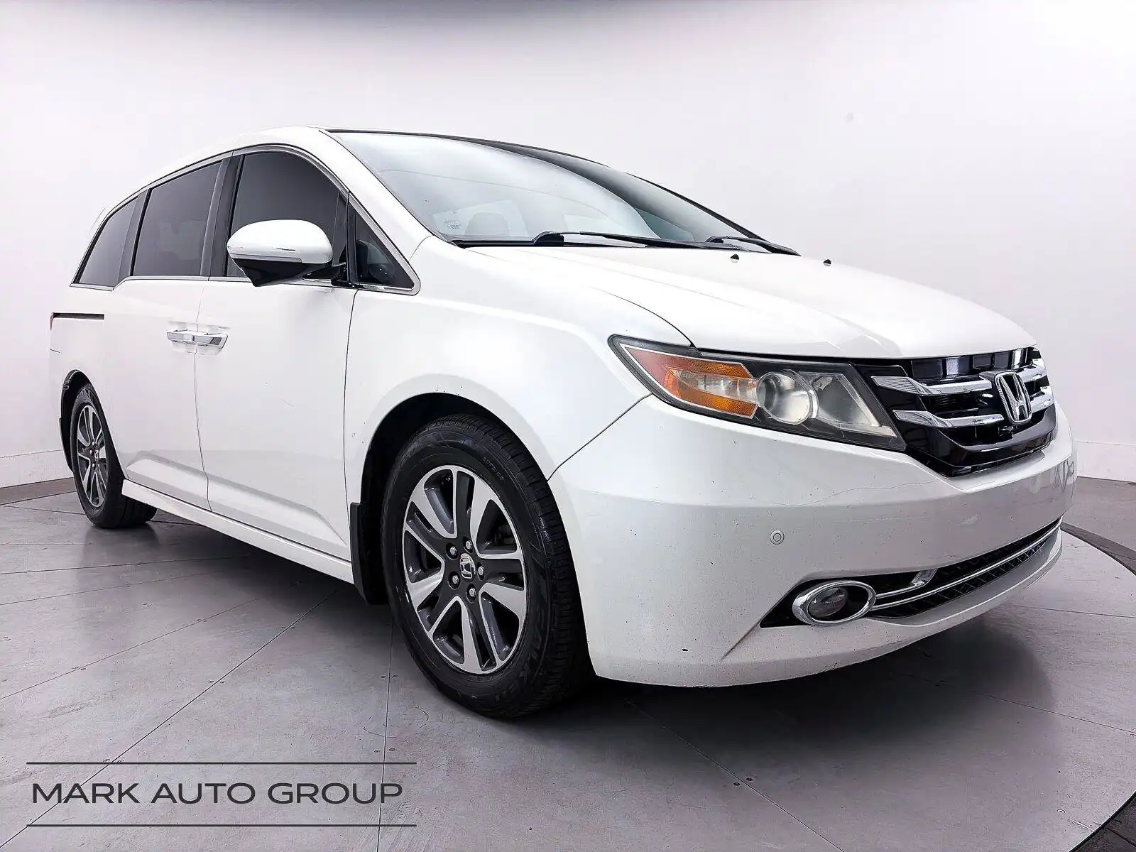 2015 Honda Odyssey Touring's photo
