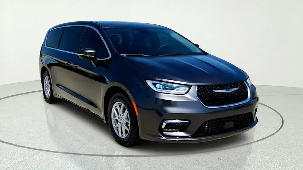 2023 Chrysler Pacifica Touring L's photo