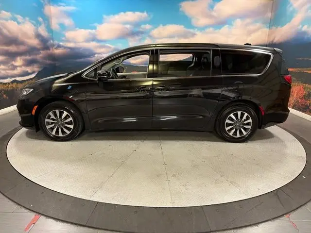 2024 Chrysler Pacifica Hybrid PHEV Select photo 5