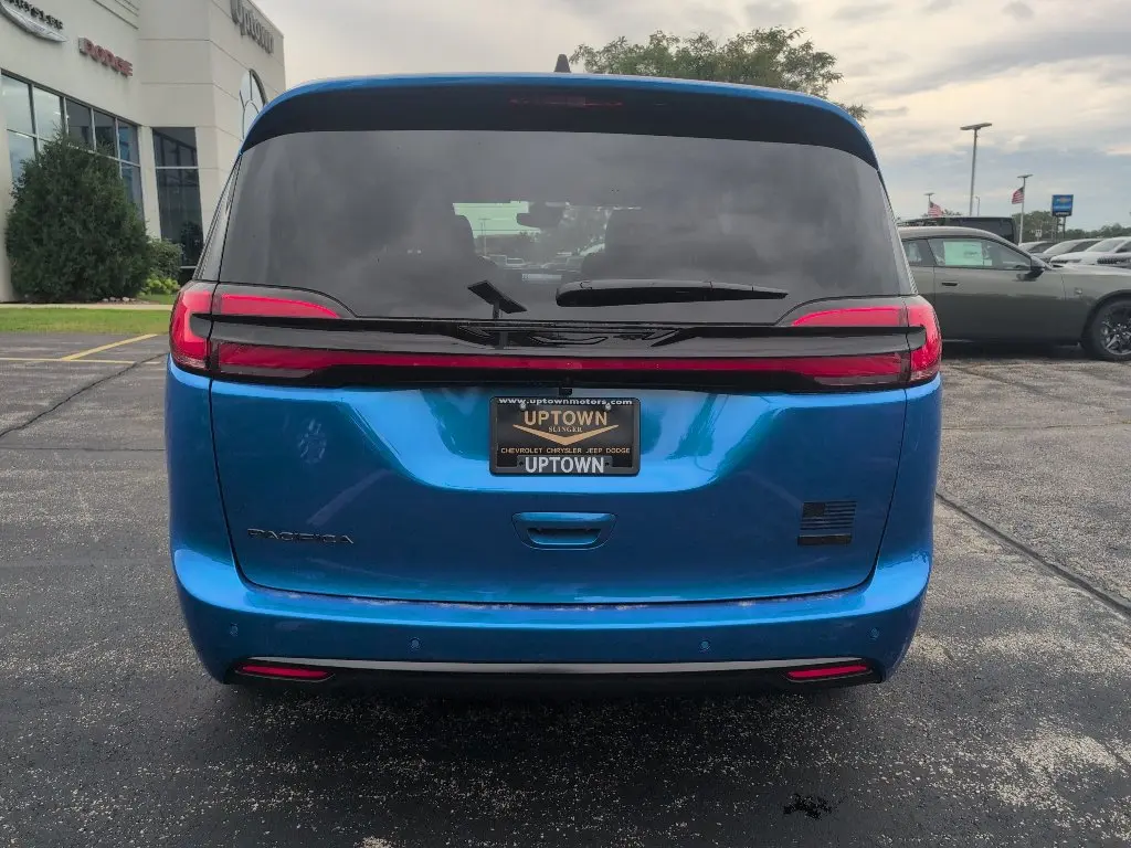 2027 Chrysler Pacifica Select AWD photo 5